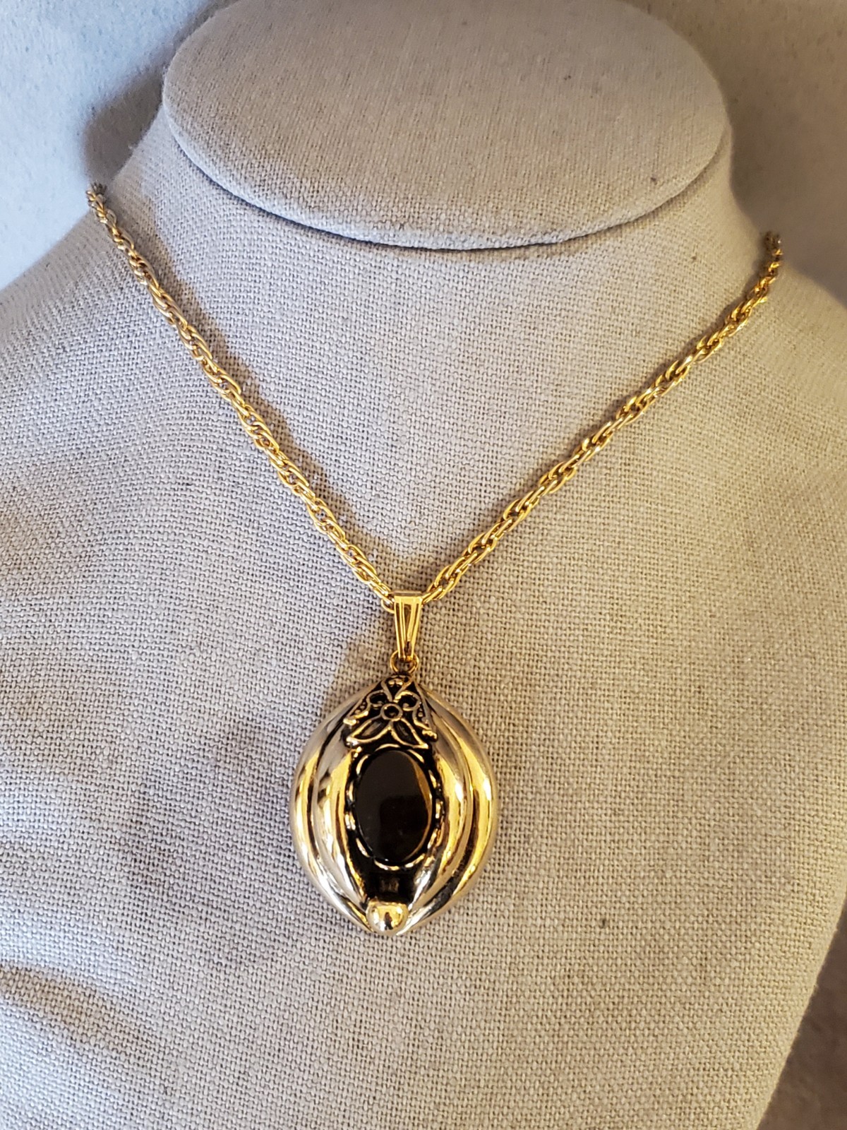 Vintage Glass Cabochon Gold Tone Pendant Necklace Wheat Chain