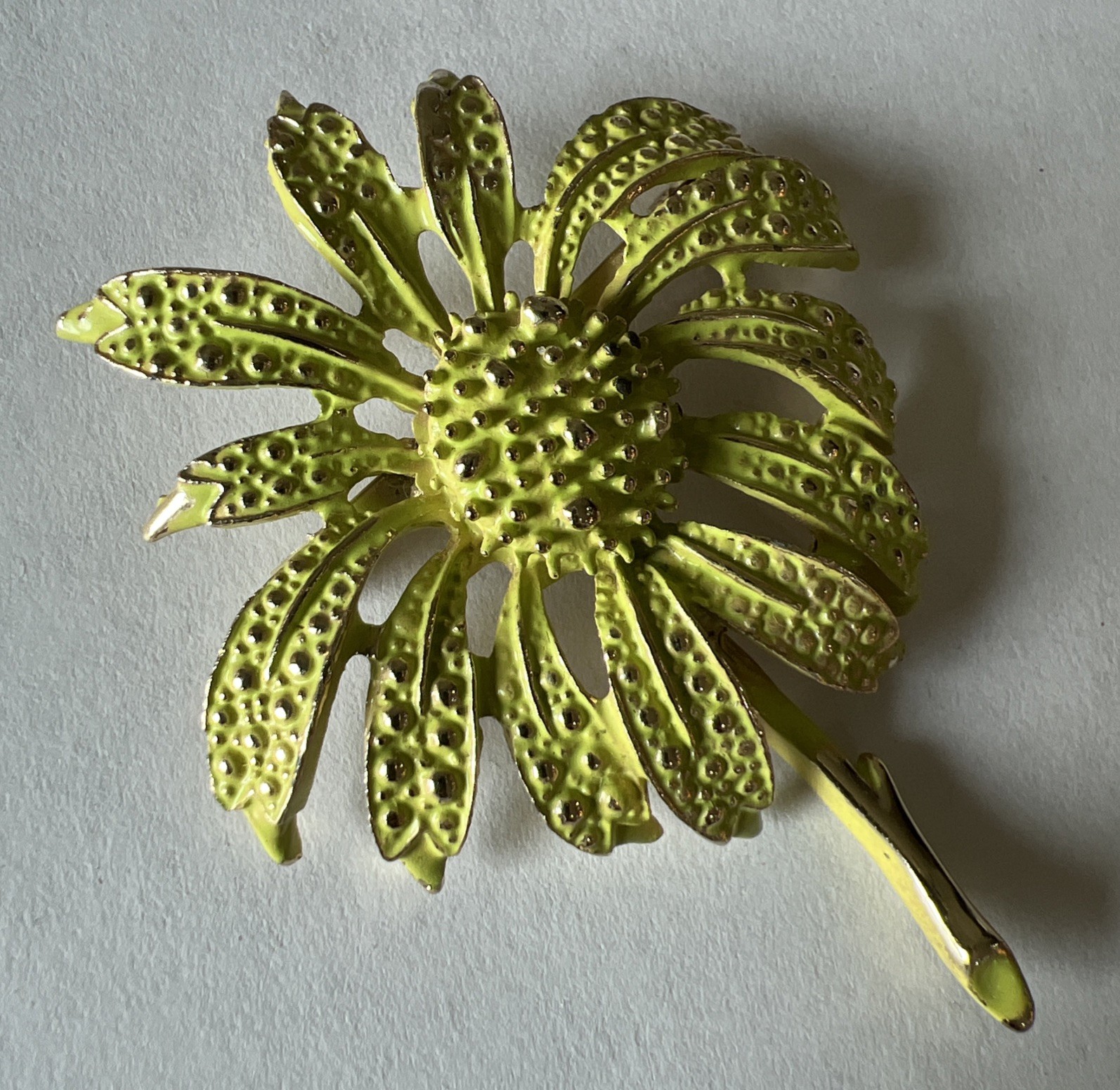 Starburst Enamel Lime Green And Gold Tone Textured Retro Brooch Vtg P