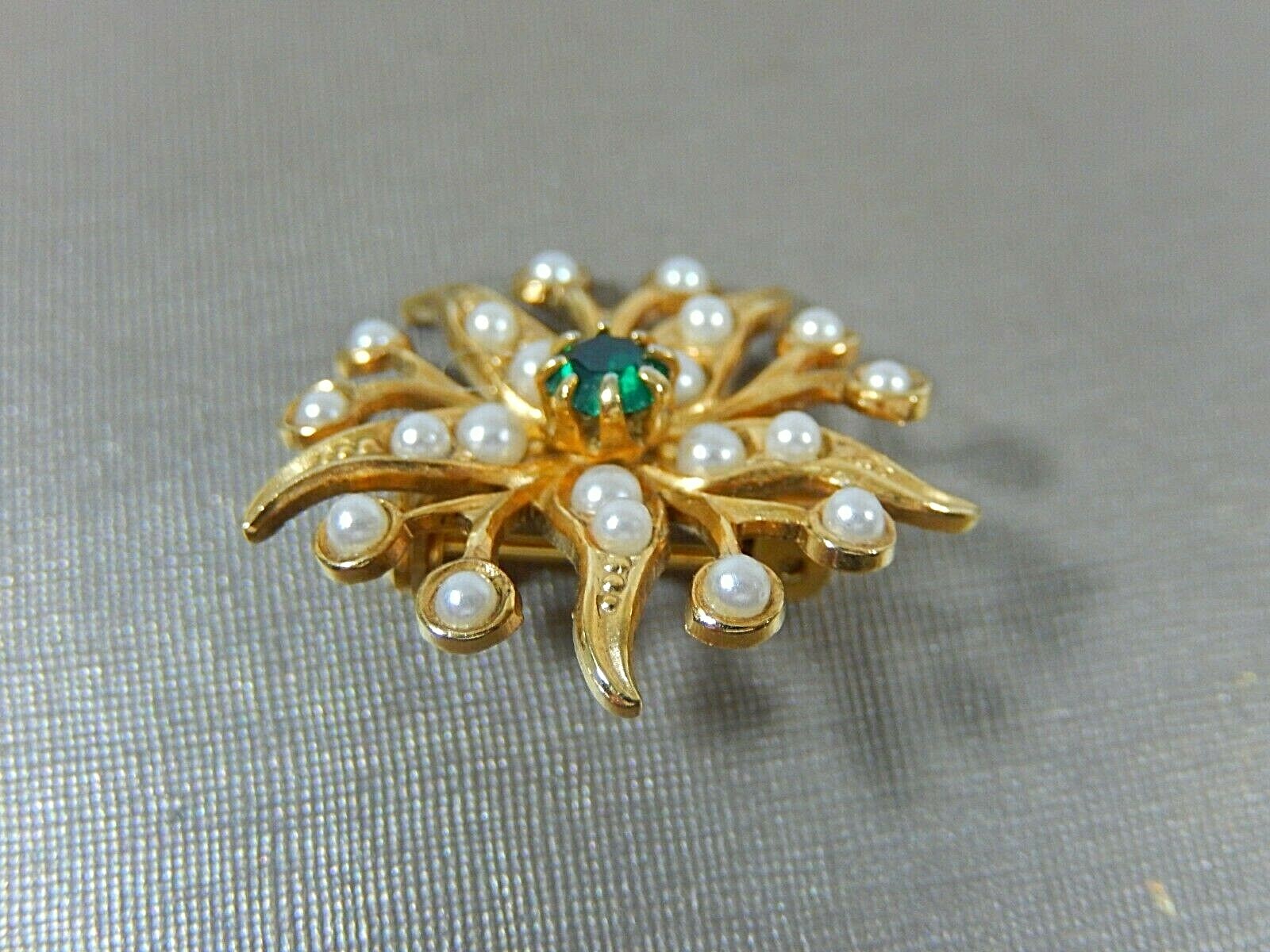 VICTORIAN REVIVAL VIVID GREEN RHINESTONESAND FAUX SEED PEARL LACE BROOCH PIN