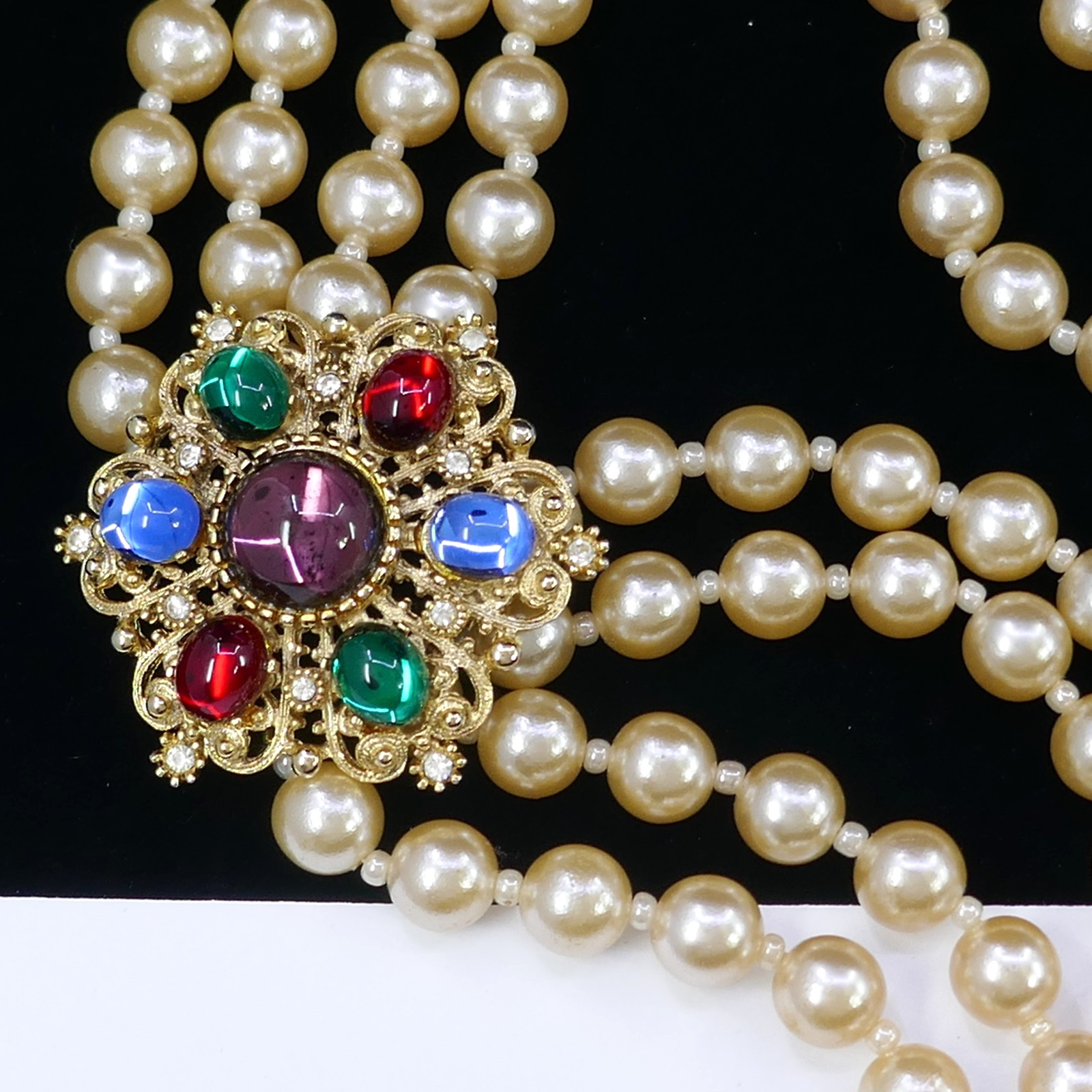 VINTAGE SPHINX OF ENGLAND CABOCHON RHINESTONE MULTI-STRAND PEARL BEAD NECKLACE