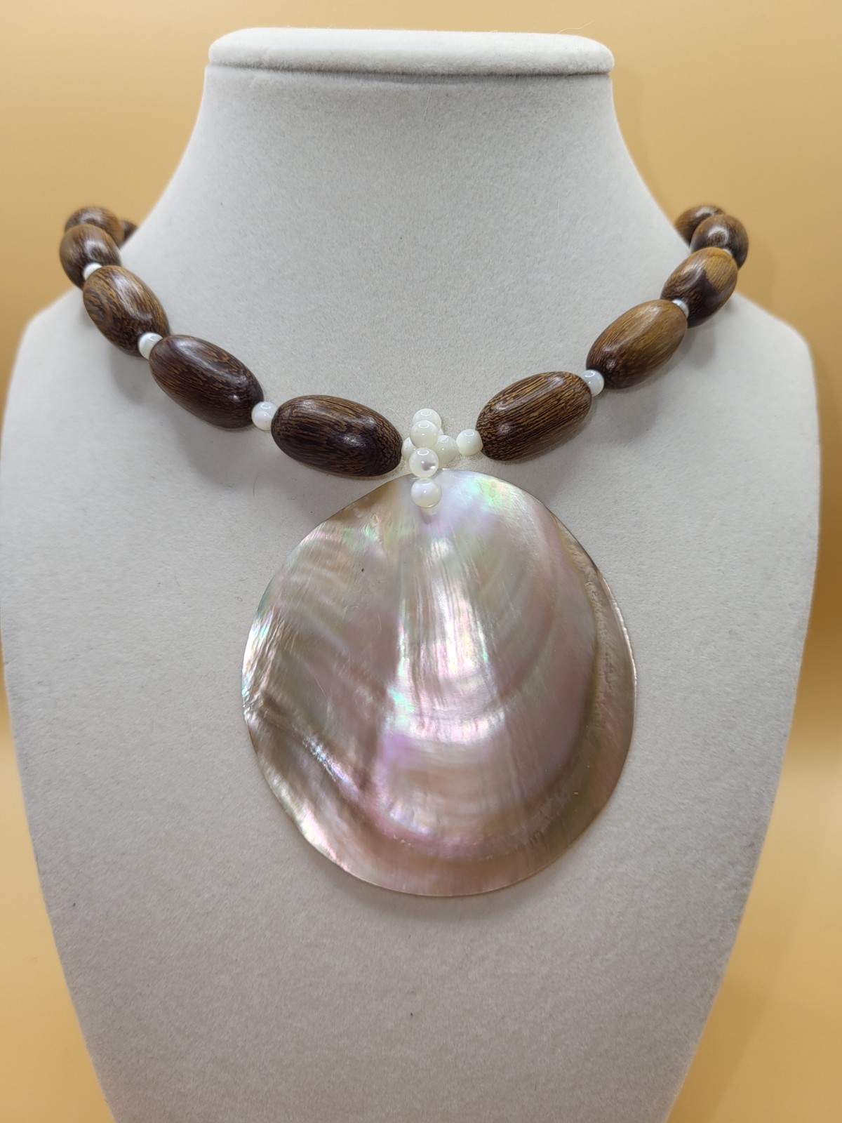 Vtg Lee Sands Brown & White Beaded Necklace w/ Mother of Pearl Seashell Charm