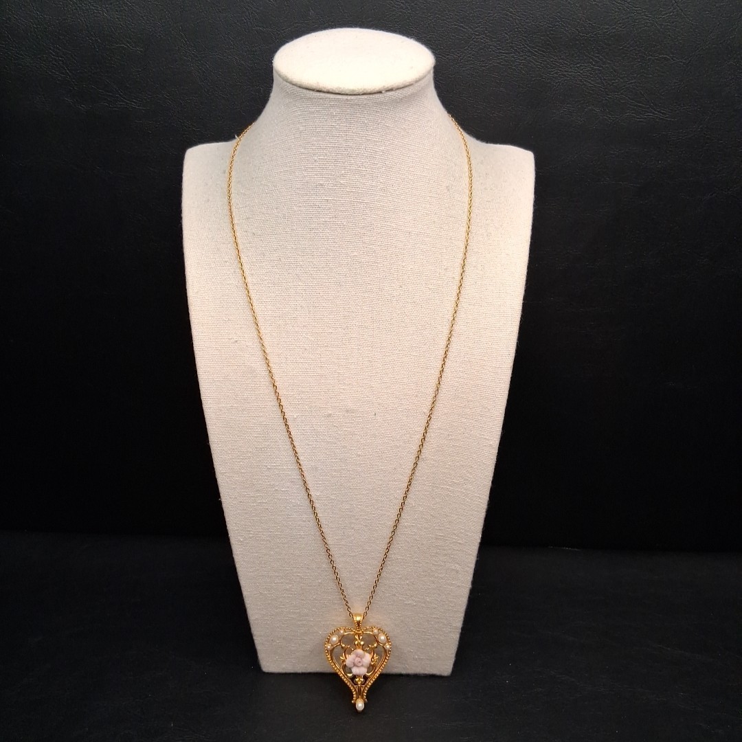 Vintag Chain Necklace Faux Pearl And Porcelain Flower Heart Pendant. 17.577