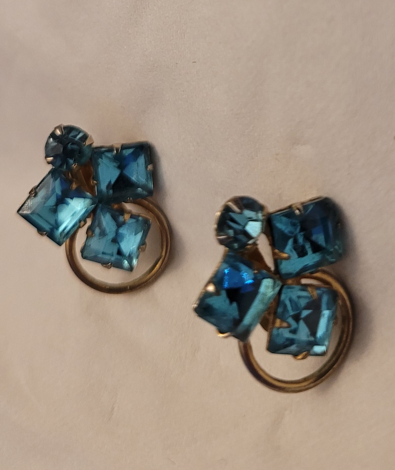 Vtg Pronged Blue Topaz Rhinestone Screw Back Earrings Gold Tone