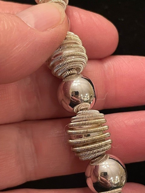Vin. Monet Silver-ton necklace Twisted spril beads+ slver beads 9.25″ ajustable