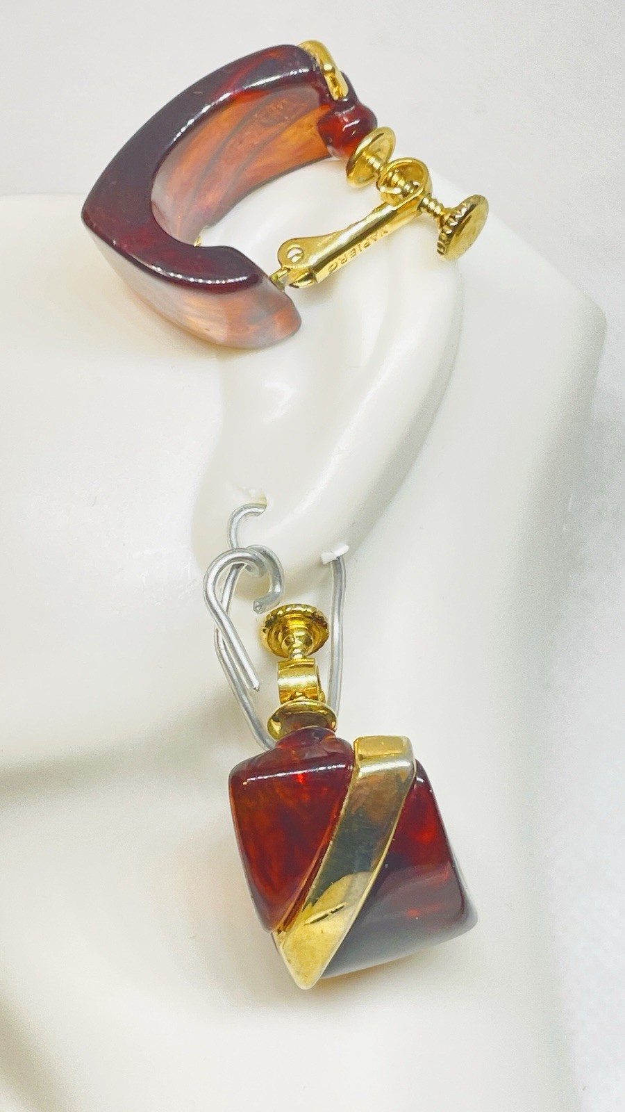 Vintage Napier Faux Amber Resin Screwback Earrings 1″ GoldtoneHigh-end Estate
