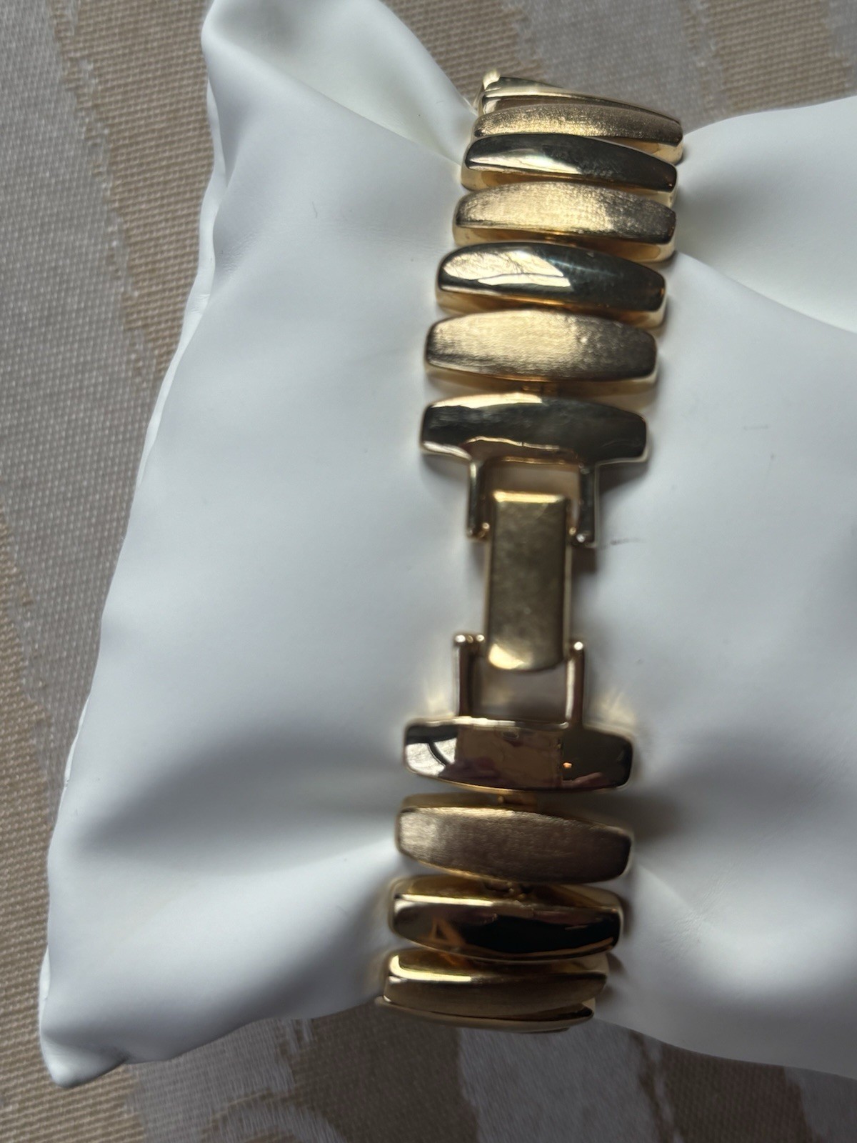Vintage Napier gold-tone link bracelet featuring articulated, curved links 6.5”