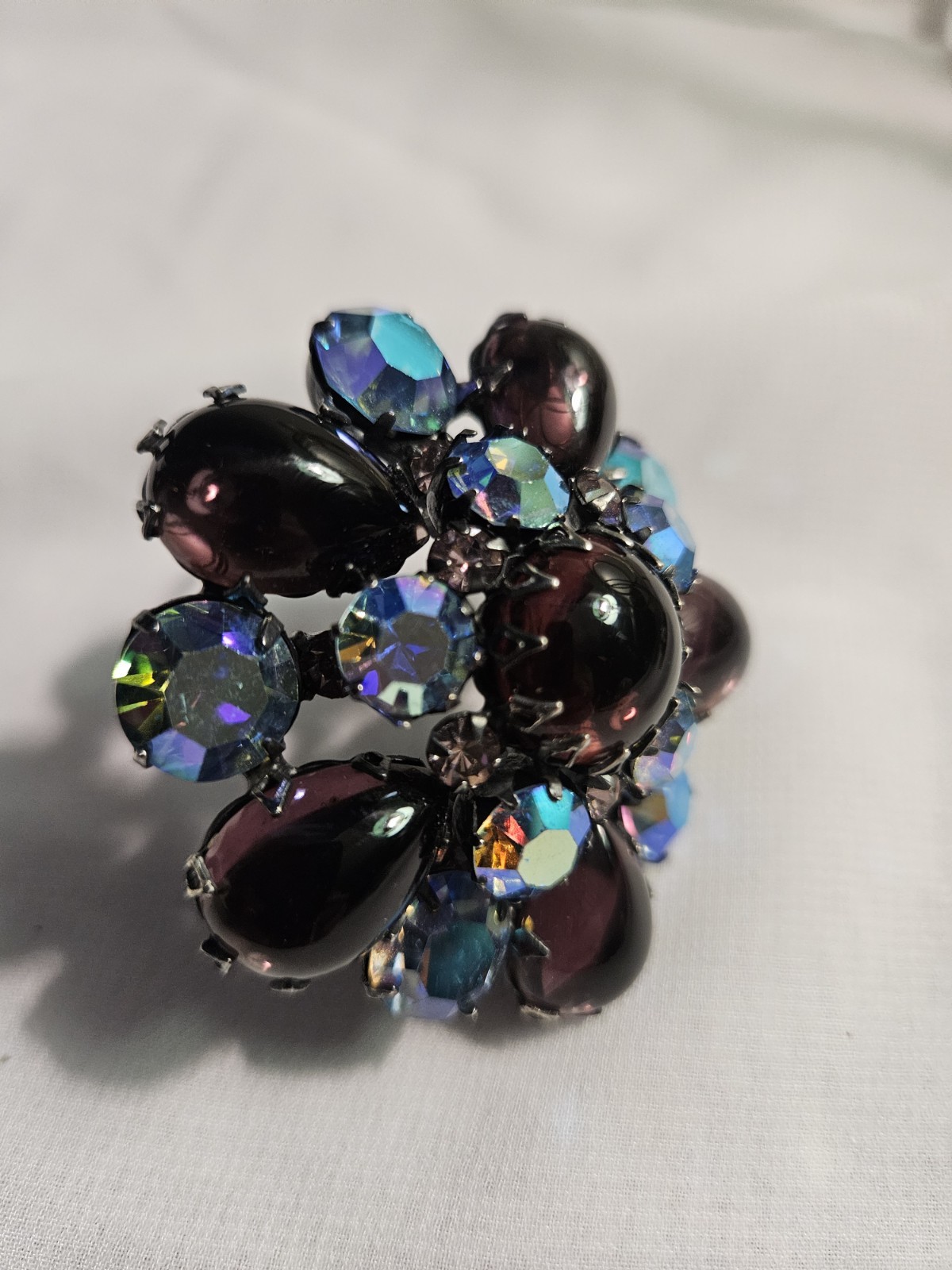1950s VINTAGE REGENCY MID-CENTURY BLUE/PURPLE GIVRE GLASS DOMED BROOCH
