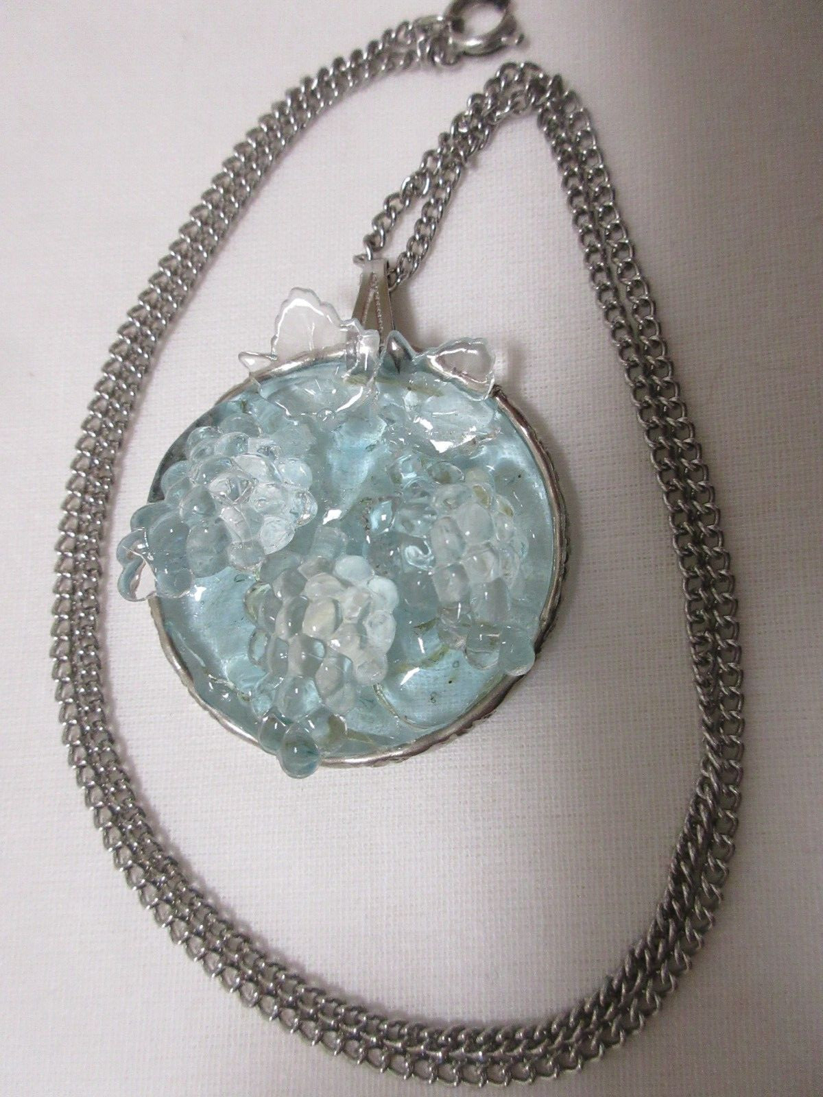 Vintage Silver Tone Tinted Molded Lucite Grape Clusters Pendant Necklace 21″