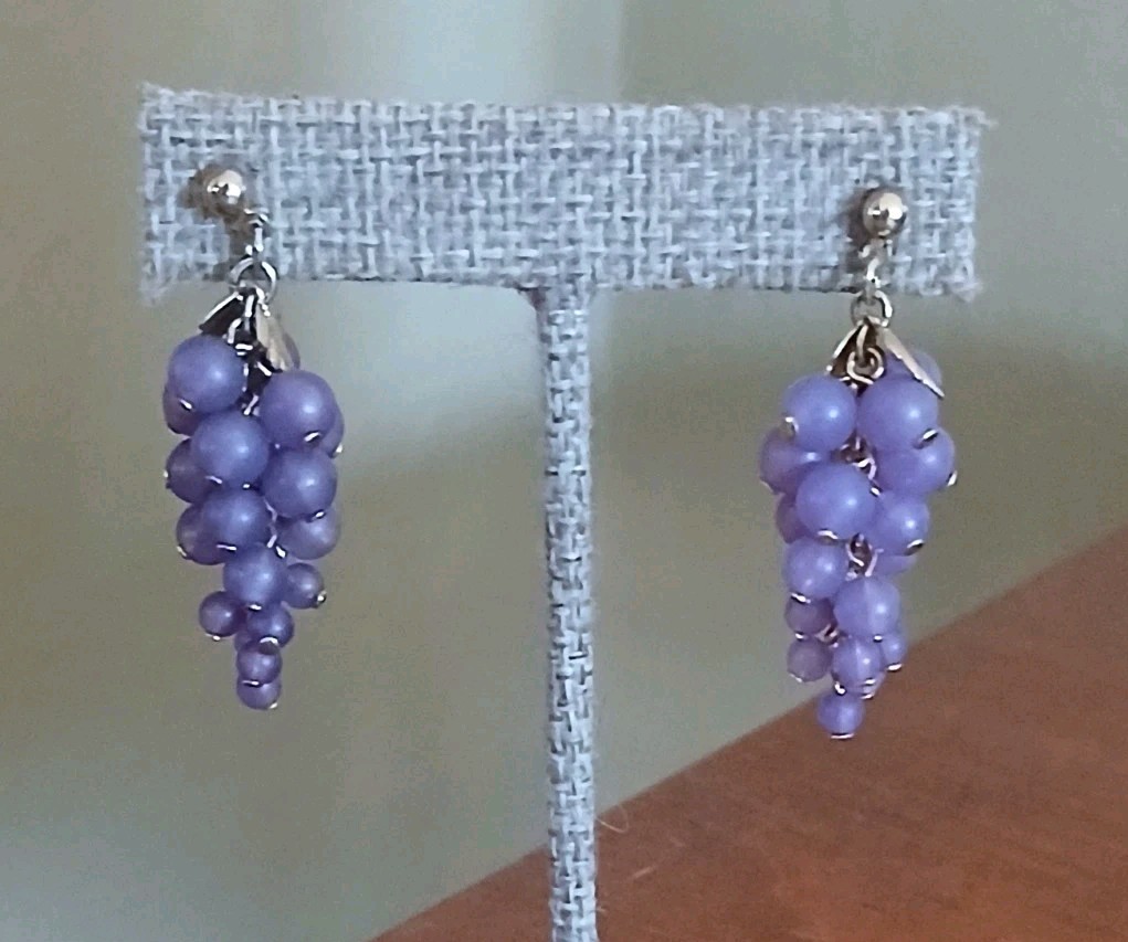 Vintage Purple Grape Cluster Dangle Pierced Earrings Goldtone Leaves