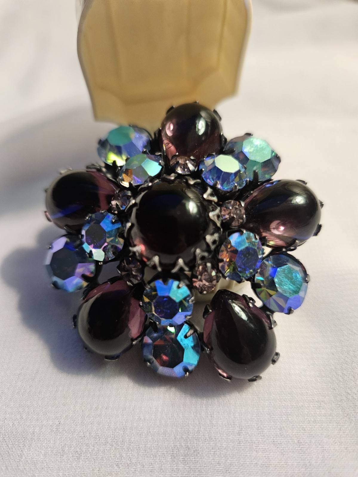 1950s VINTAGE REGENCY MID-CENTURY BLUE/PURPLE GIVRE GLASS DOMED BROOCH