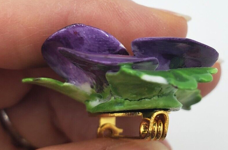 LARGE 1940’S 1950’S CARA STAFFORDSHIRE ENGLAND PANSY FLOWER PIN BROOCH (chip)