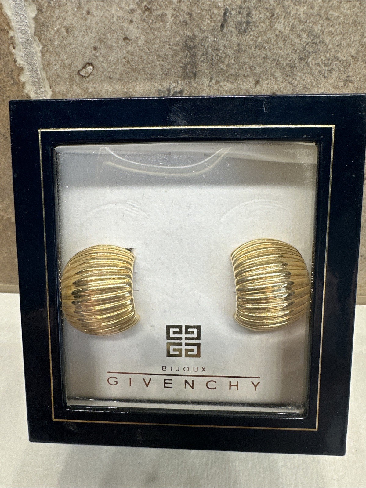 NIB VINTAGE 1980’S BIJOUX GIVENCHY SIGNED RIBBED DOME CLIP ON EARRINGS DESIGNER