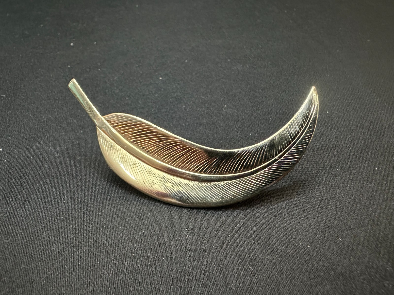 VINTAGE GOLD TONE FEATHER LEAF BROOCH CURVED TEXTURED PIN ROLLOVER CLASP 2.4″
