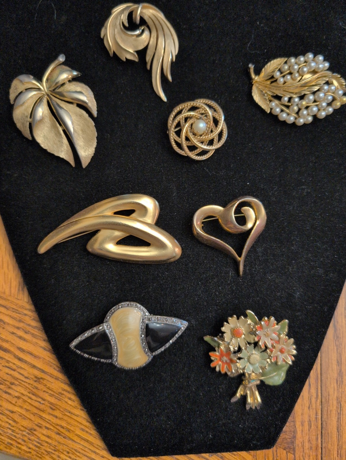 Vintage Trifari , Lisner, Gold Tone Brooches Lot of 8. 4 (Signed)