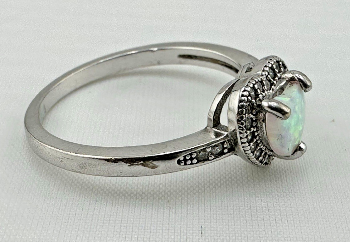 Vintage Sterling Silver Glowing Iridescent Center Heart Shaped Stone Ring Sz 8