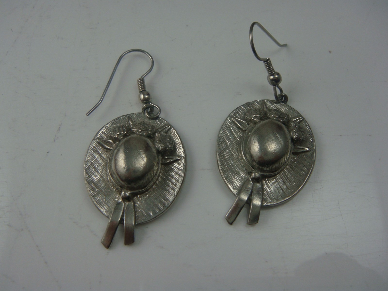 VINTAGE CLIFT STRAW HAT WITH FLOWERS PEWTER DANGLE PIERCED EARRINGS