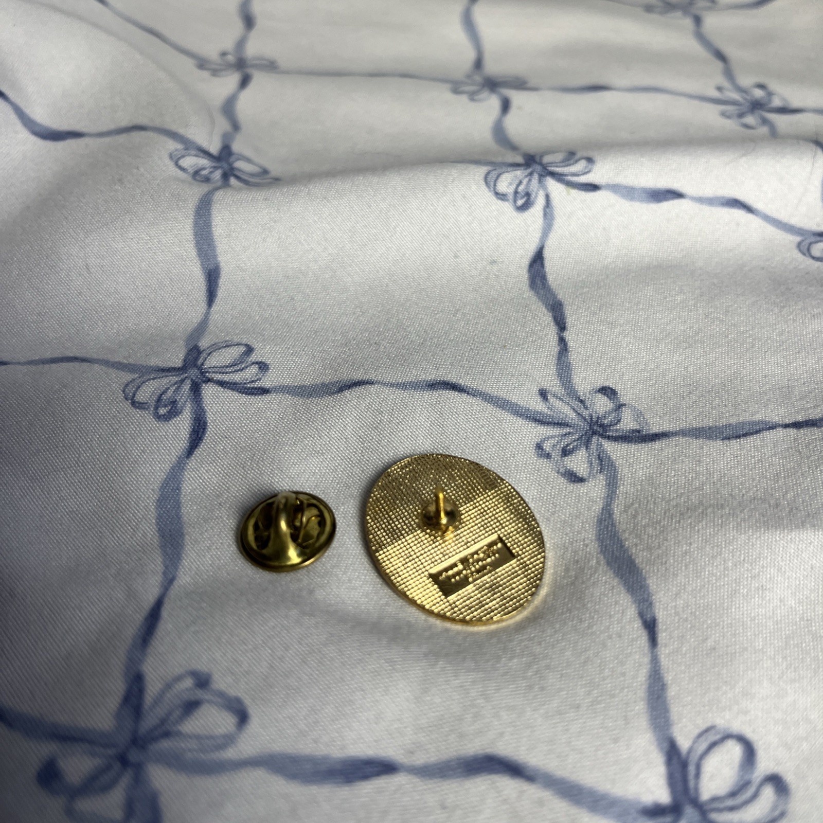 Vintage Valley Casting Gold Tone Enamel Pin – Red Carnation Flower Design – Oval