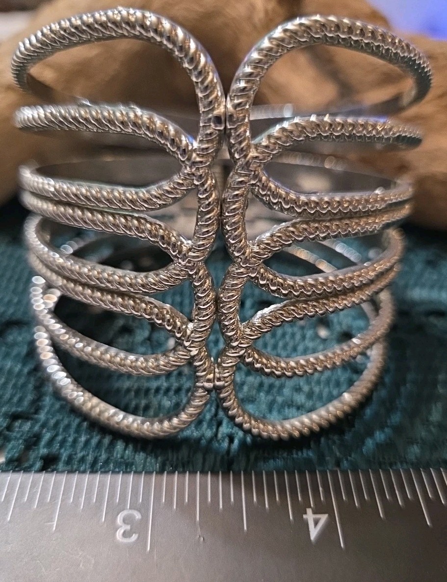 Vtg Silvertone Scalloped Front Opening Hinged Cuff Bracelet 16.51CM 6.5″ V12