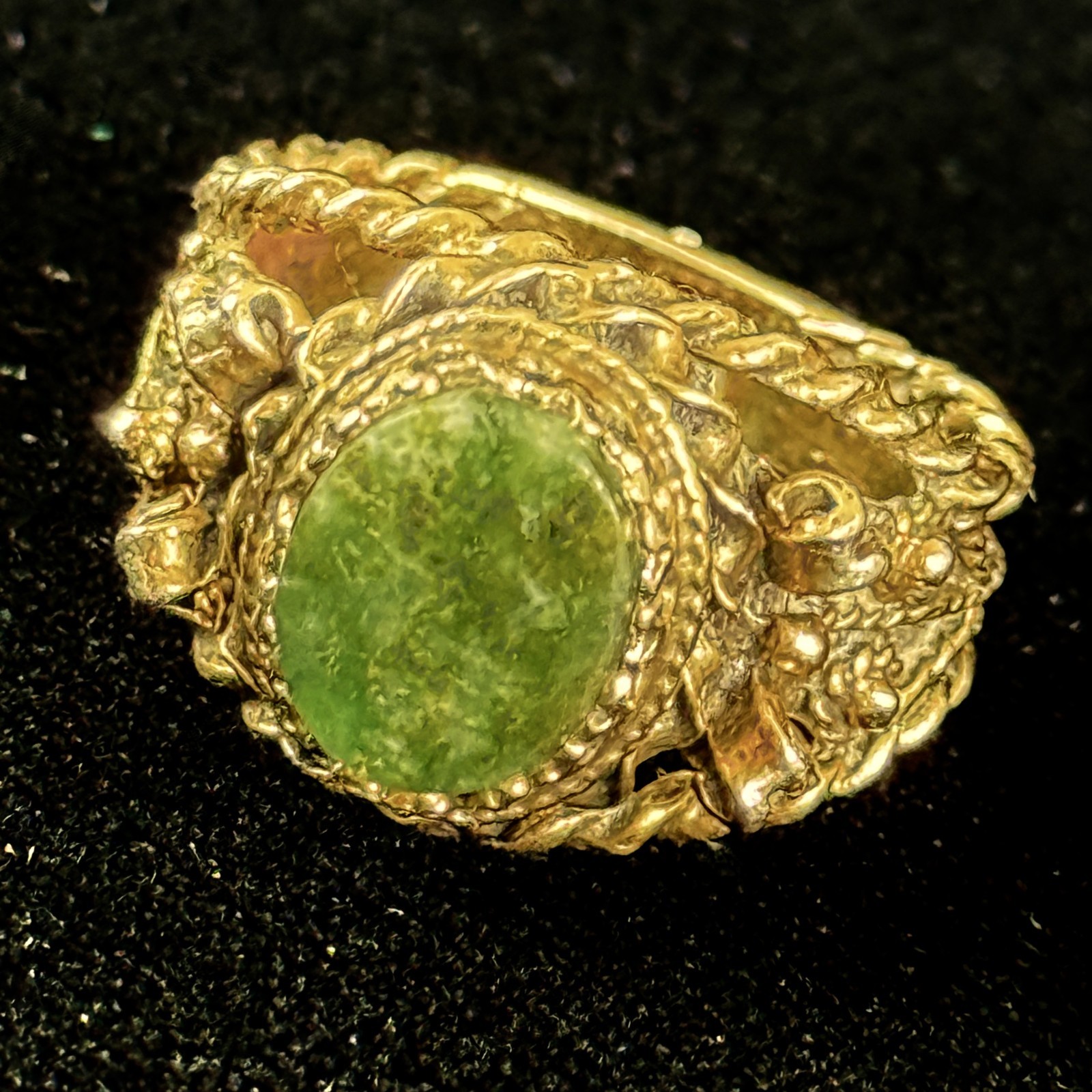 Vintage 1970s Brutalist Etruscan 14K Gold Oval Jade Ring 5-6 Twisted Rope Border