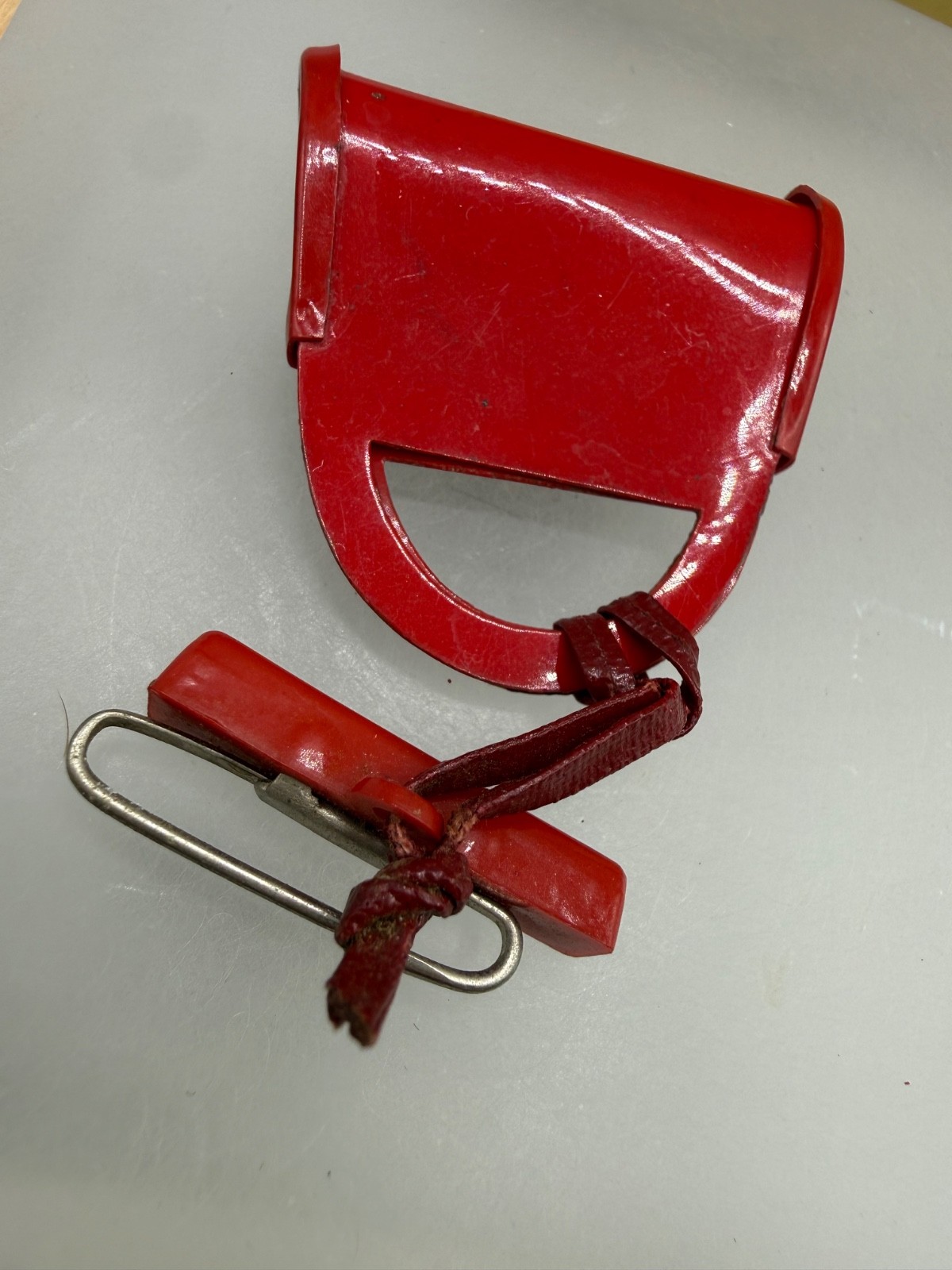 VINTAGE ESTATE MID CENTURY CELLULOID RED BAR PURSE MAD MONEY PIN BROOCH