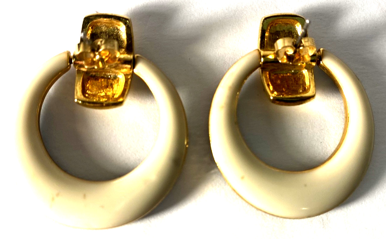 Vintage Avon Chic Knocker Gold Tone Reversible Enamel Black Cream Earrings Stud