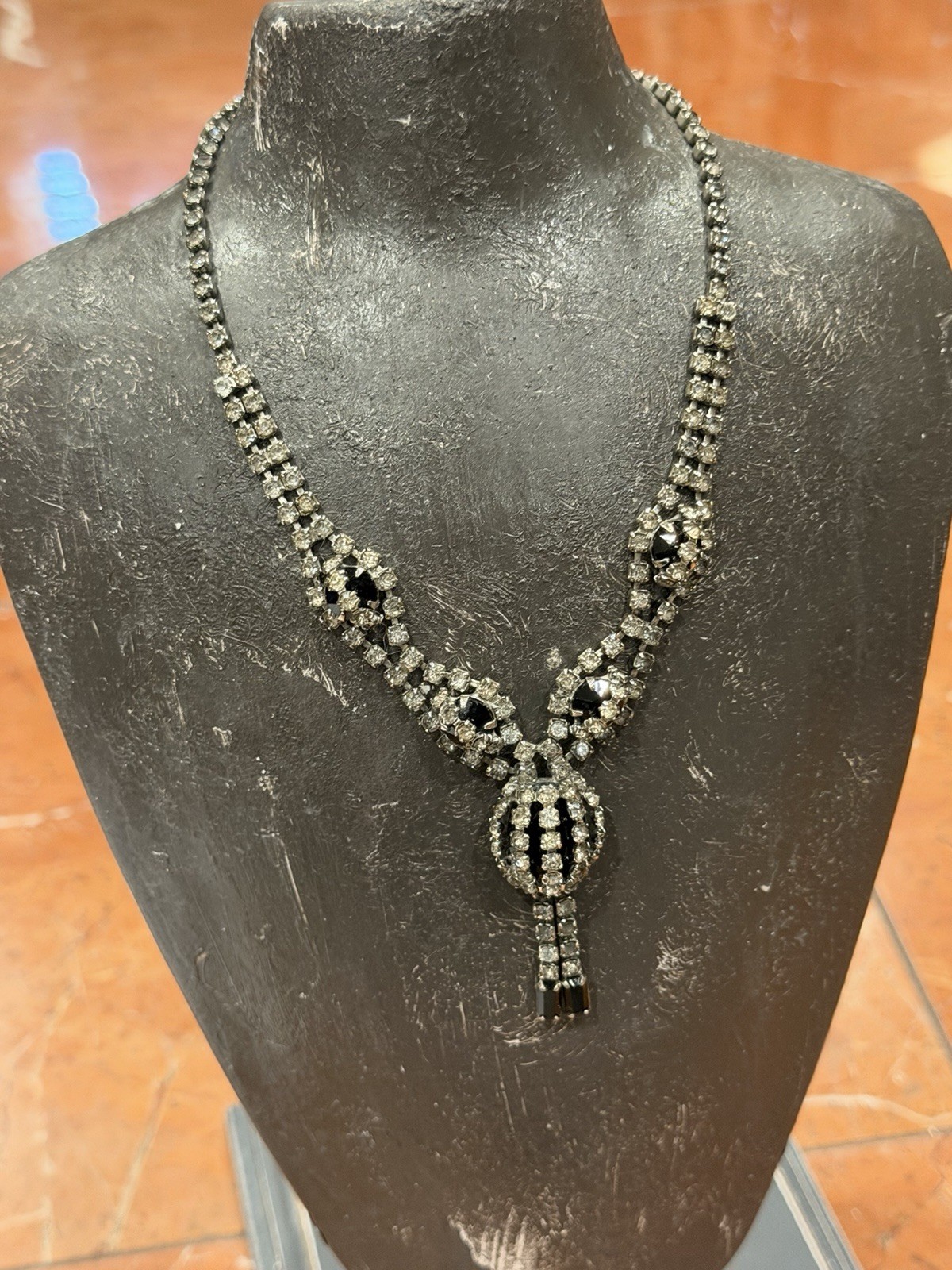 VINTAGE ART DECO CRYSTAL BLACK CLEAR RHINESTONE Y-DROP PENDANT 16″ NECKLACE EUC