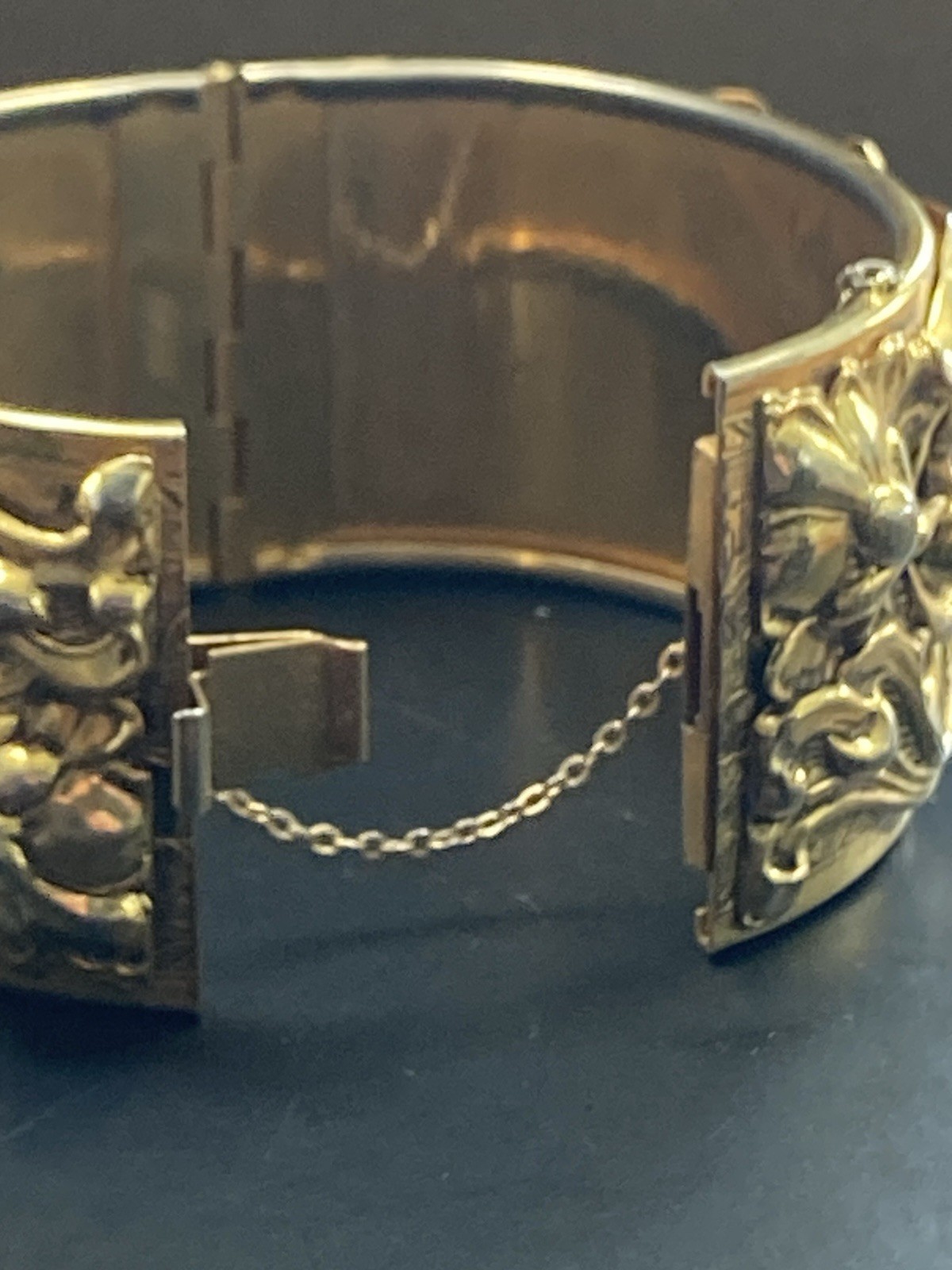 Vintage Bangle Bracelet Repousse Chunky Gold Tone 7” Signed Vargus Hinged READ