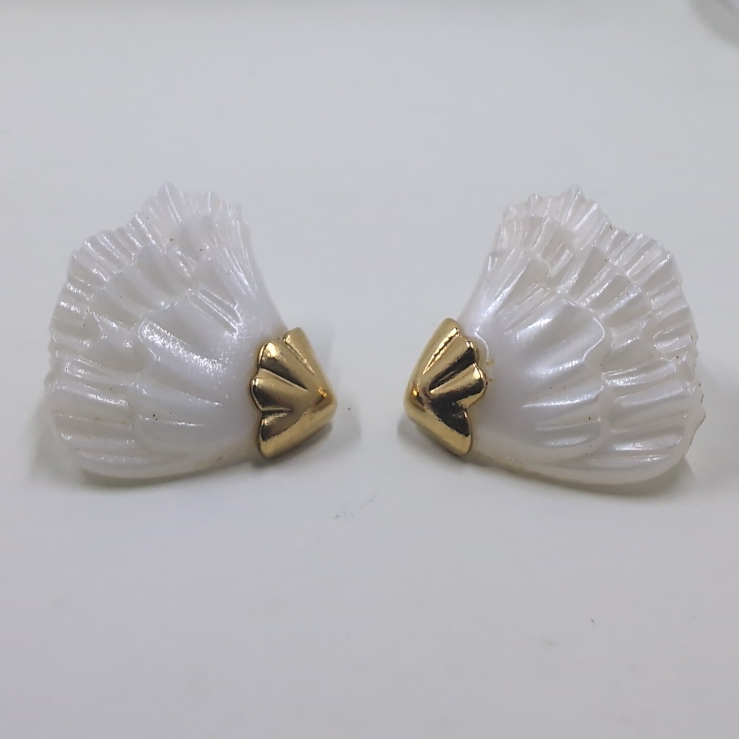 Vintage Avon Earrings Oyster Shell Pattern White Acrylic And Goldtone 1980s Mint
