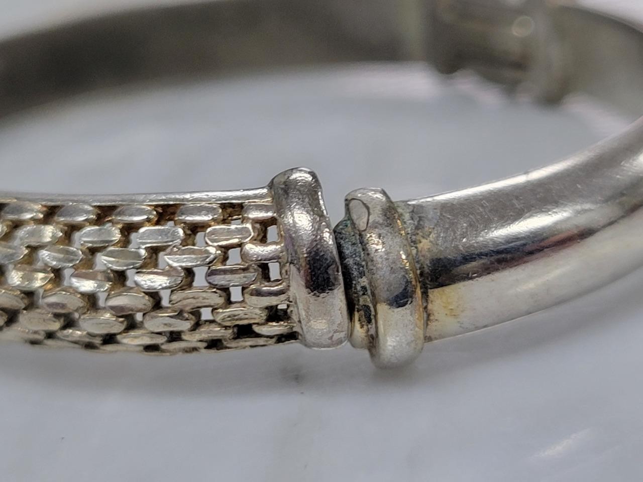 Vintage Sterling Silver Cut-Out Hinged Bangle Bracelet ~ 6-3/4″ ~ 19g ~ 11-I901