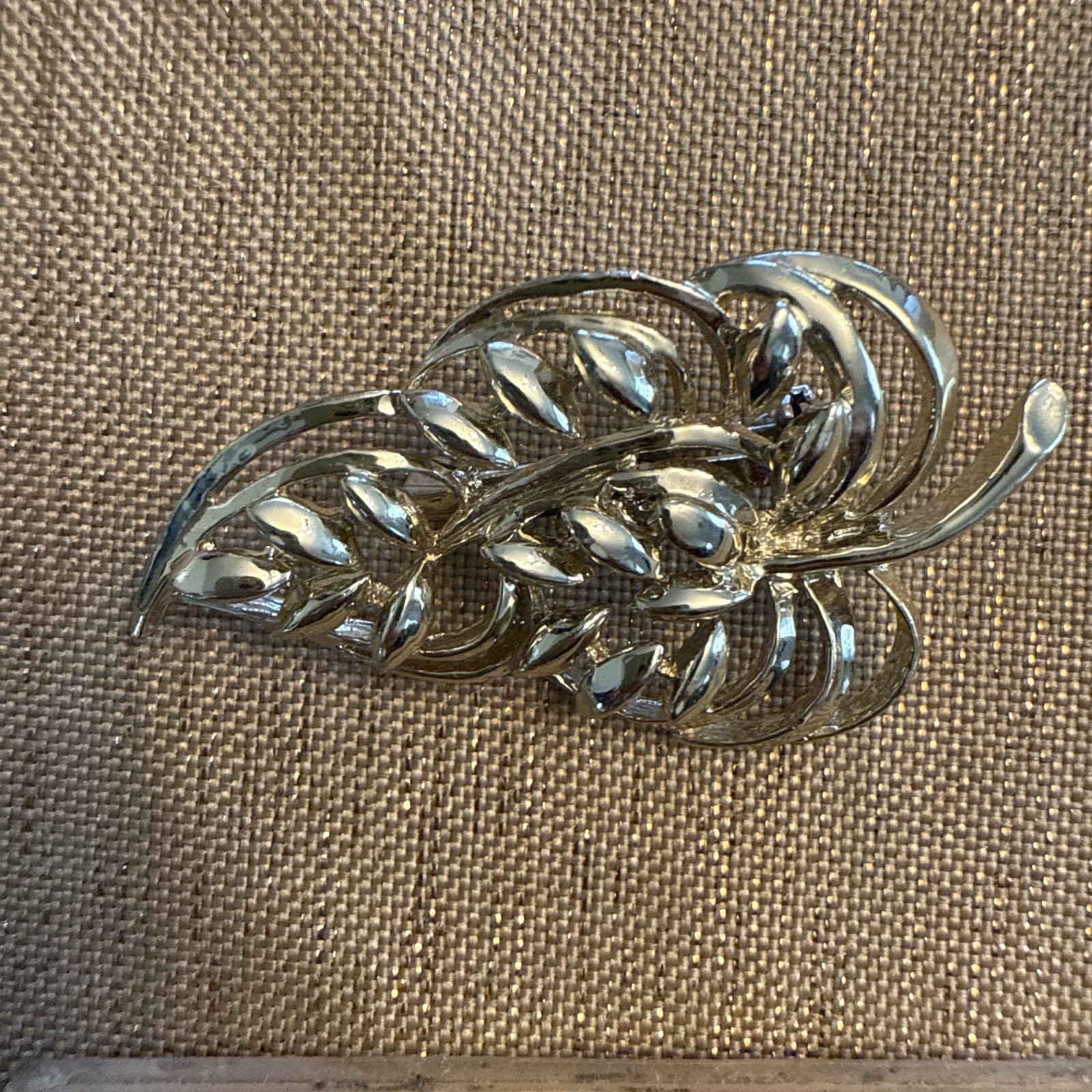 Vintage Gold Tone, Detailed Leaf Pattern Brooch/Pin Approximately 2 Inches