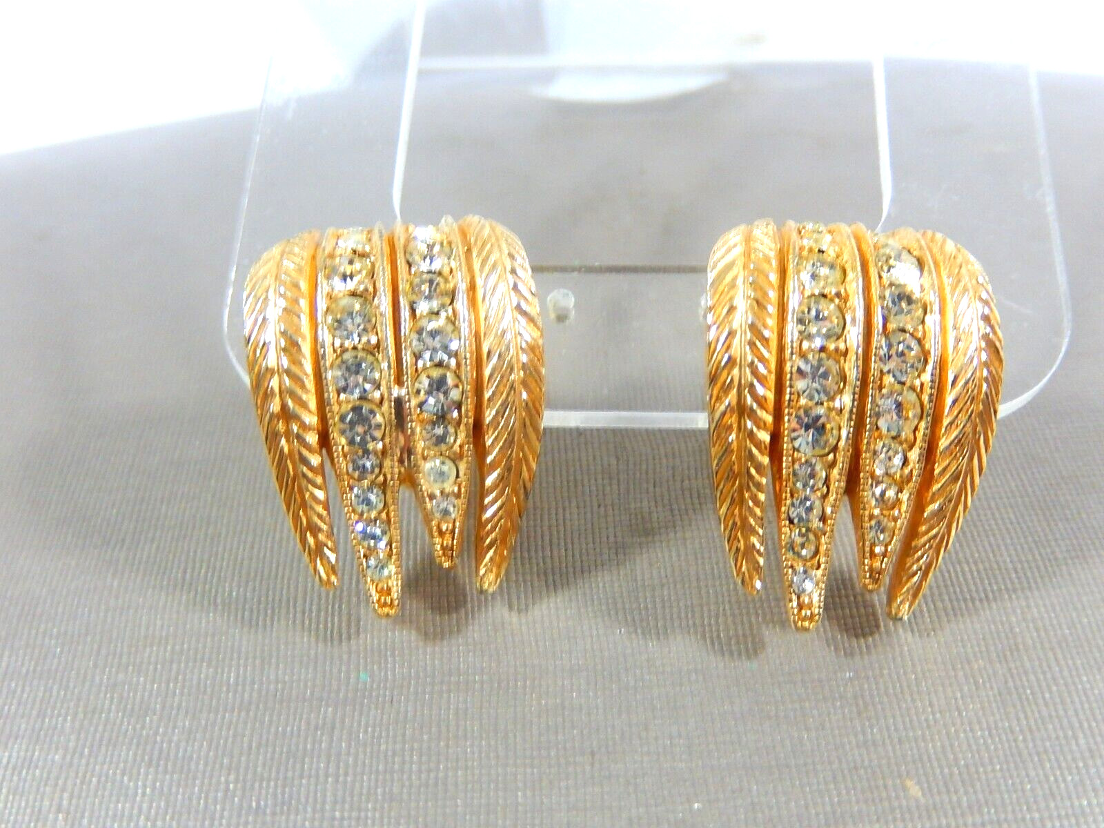 VTG SIGNED CASTECLIFF GOLD TONE GRADUATED RHINESTONE ADJUSTABLE CLIP ON EARRINGS
