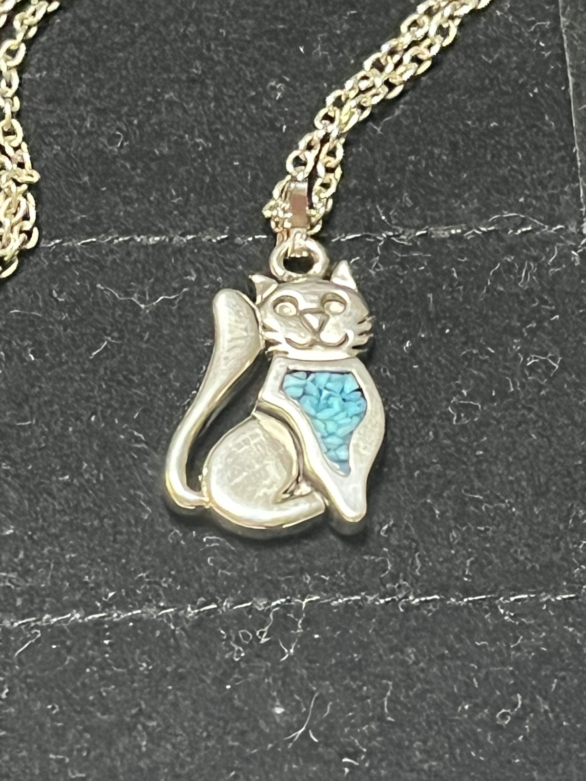 Vintage 1992 Silver Tone Sitting Cat Pendant Necklace – Blue Chip Inlay – 18″