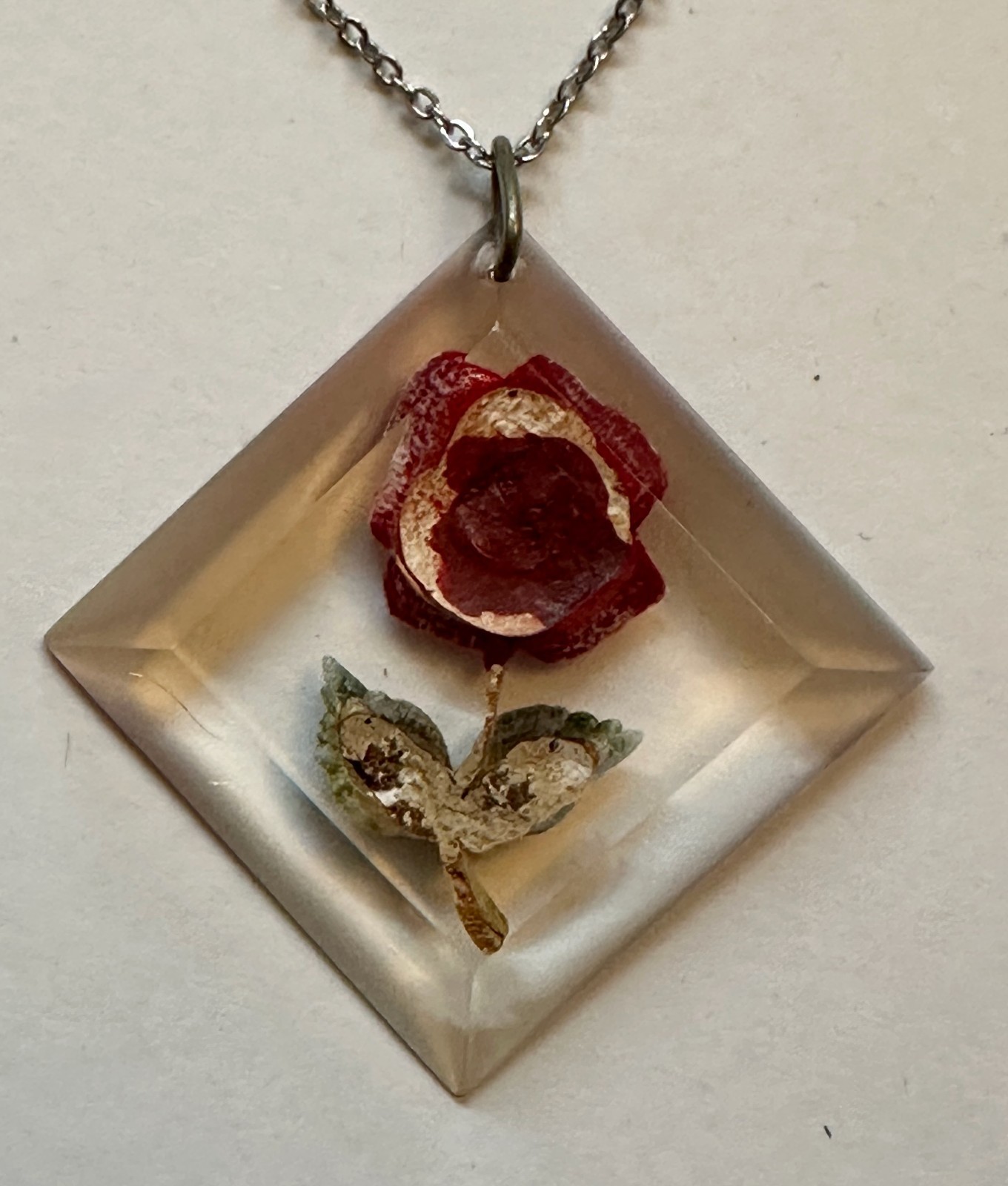 VINTAGE RED ROSE FLOWER IN LUCITE PLASTIC PENDANT 1 1/2″ NECKLACE 24″
