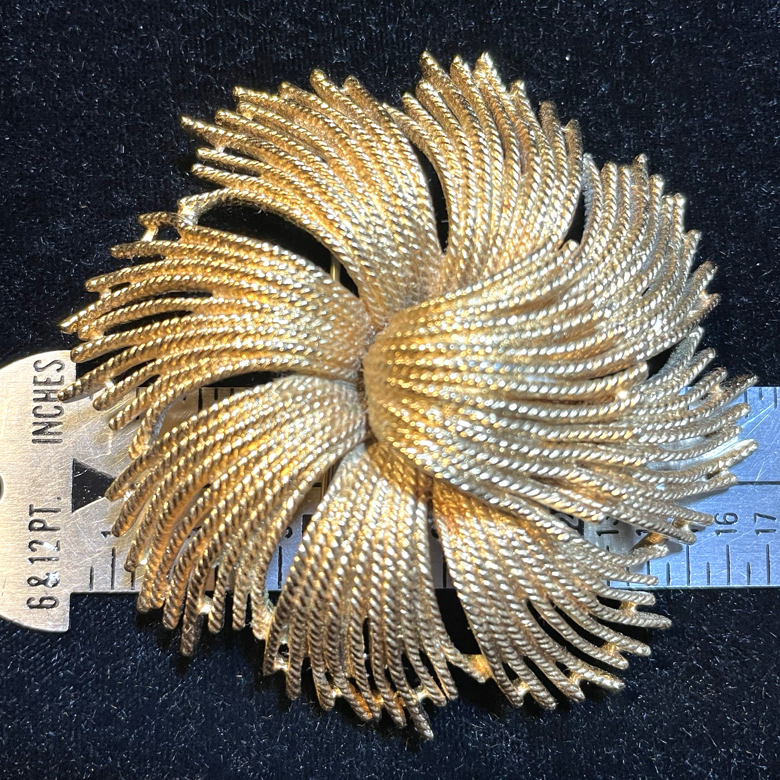 VINTAGE MONET CORDELIA BROOCH GOLD TONE 2-3/4″ IN DIAMETER MINTY!