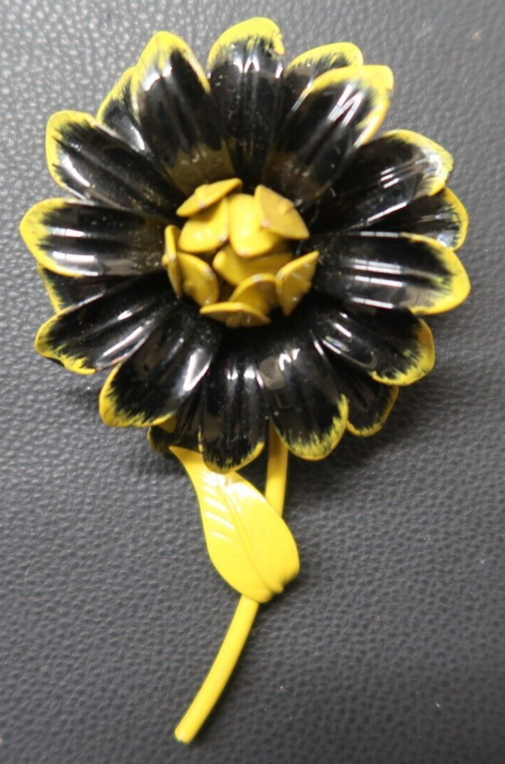 VINTAGE ENAMEL FLOWEE BROOCH PIN BLACK LIME GREEN FROM ESTATE MID-CENTURY MOD