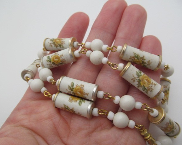 Vintage Porcelain Yellow Flower Barrel & Lucite Bead Ball Link Chain Necklace