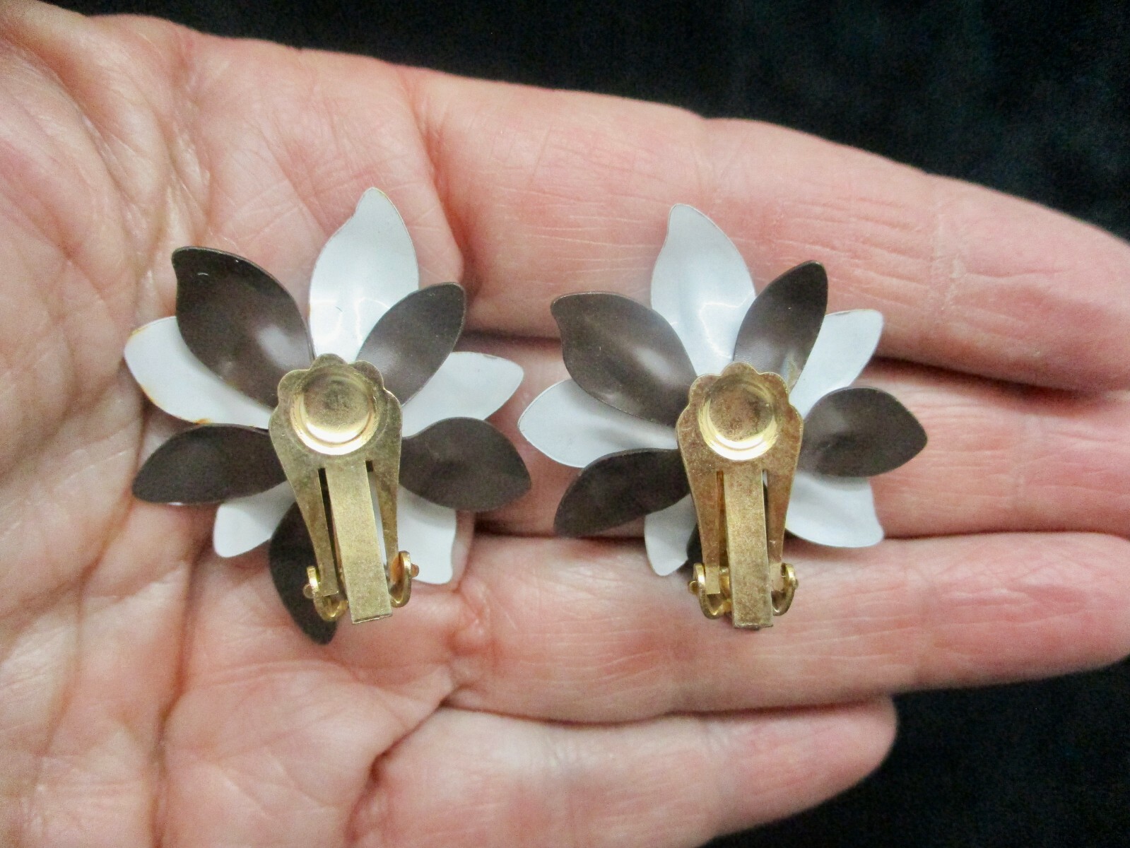 Vintage-1960’s Mod White & Brown Flower Clip Earrings