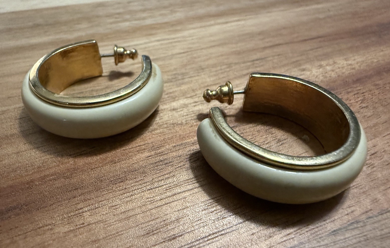 Vintage RARE Avon 1” Hoop Earrings Cream Ivory And Gold Tone Iconic 90’s