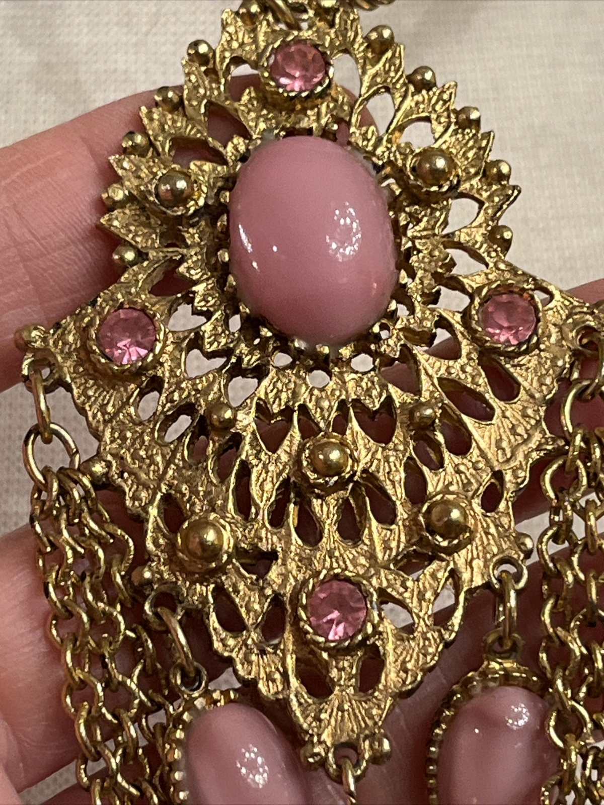 Vintage Pink Gripoix Glass Cabochon Dangle Drop Ornate Pendant Necklace Gold