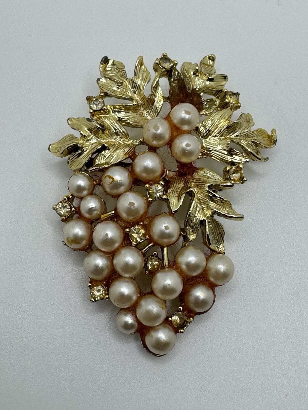 VINTAGE GRAPE CLUSTER BROOCH GOLD TONE FAUX SEED PEARLS CRYSTALS ESTATE PIN