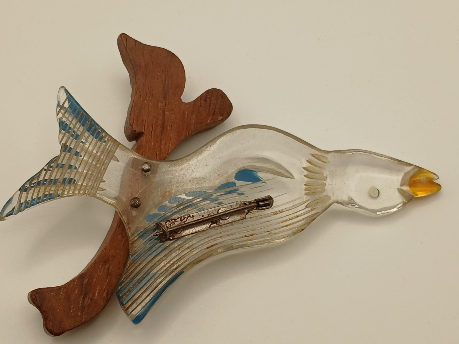 RARE VTG 1940’S CARVED LUCITE SINGING BIRD ON WOOD BRANCH PAINTED BROOCH