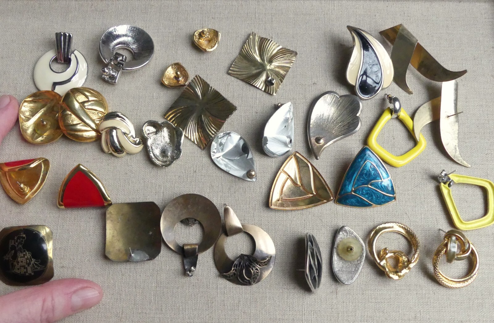 Vintage ’60s-’80s pierced earring lot 15 pairs enamel big bold fun boss lady