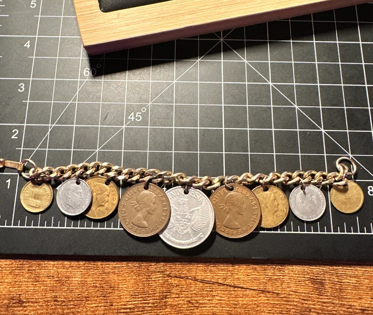Vintage International Coin Charms Bracelet Gold Tone World Coins – 8″