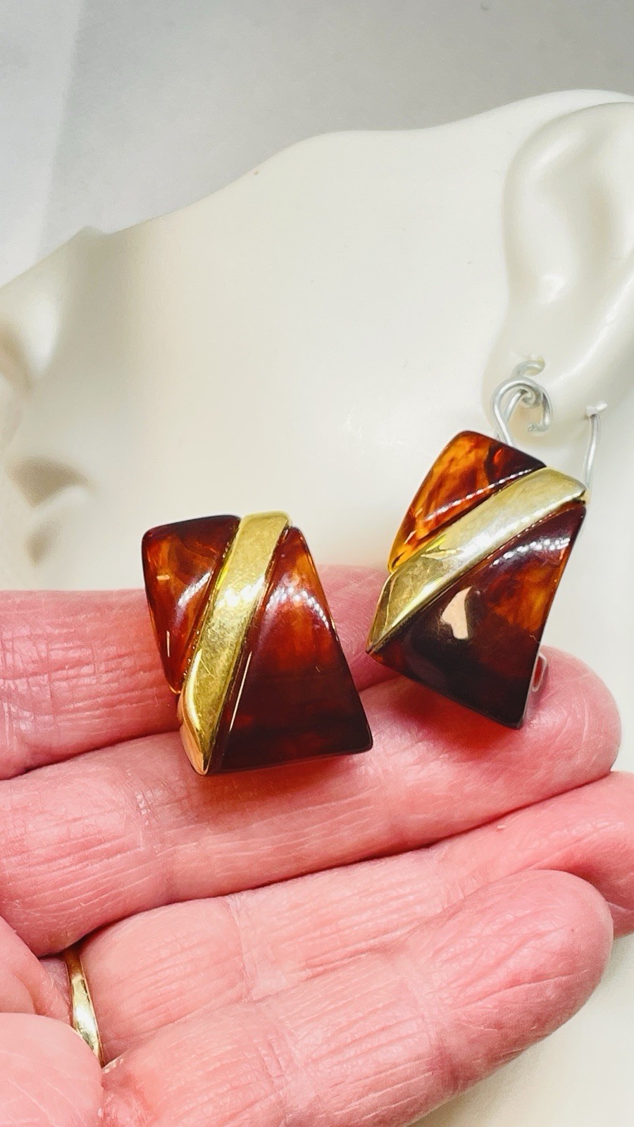 Vintage Napier Faux Amber Resin Screwback Earrings 1″ GoldtoneHigh-end Estate
