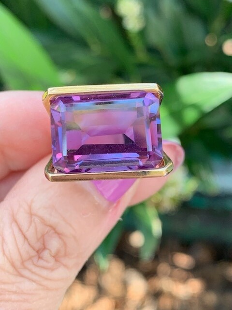 VINTAGE 14K GOLD HUGE EAST WEST TENSION SET PURPLE COLOR CHANGE SAPPHIRE RING