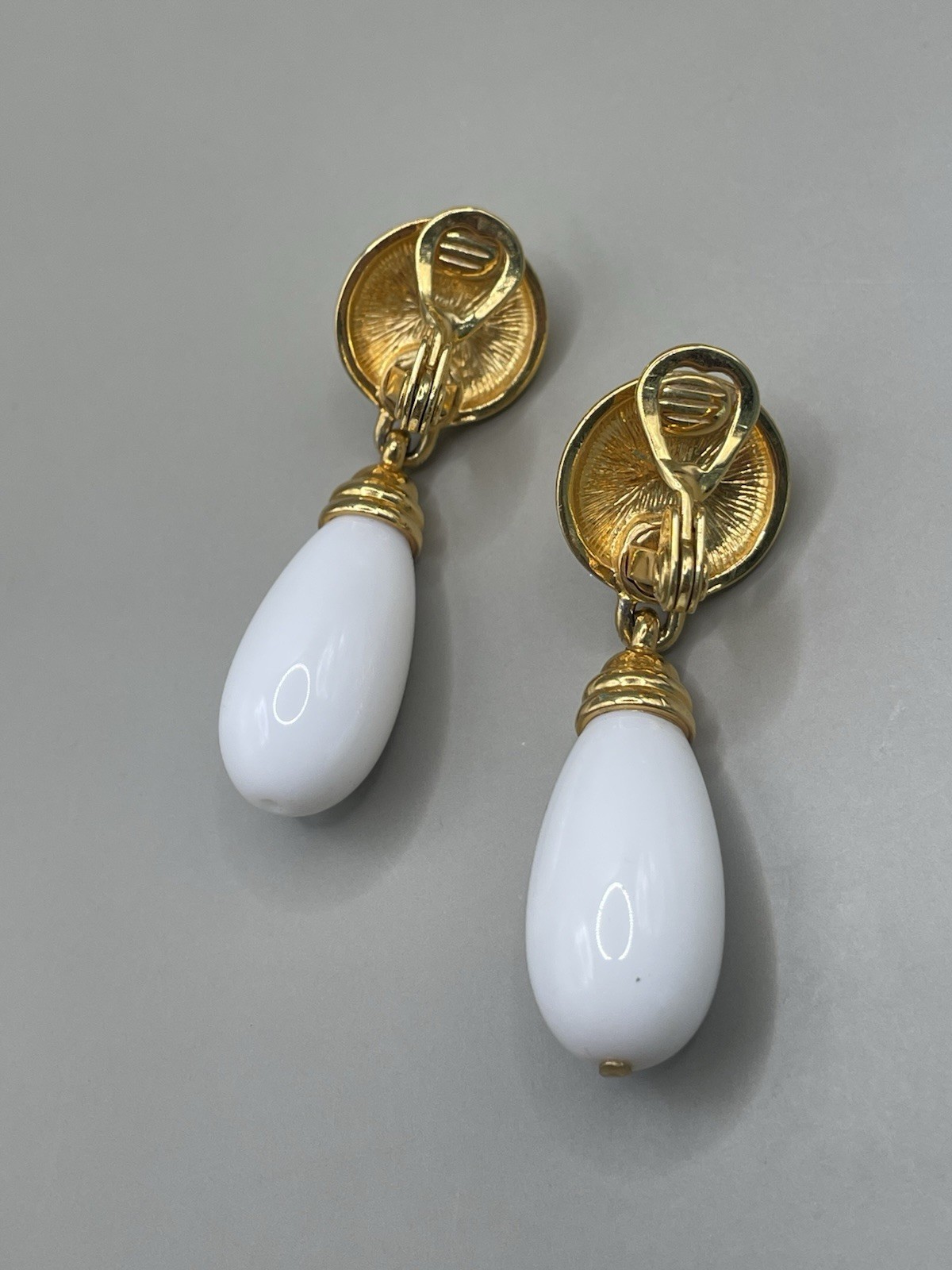 VTG Signed Monet GoldTone White Acrylic Retro Drop Dangle 2” Clip On Earrings