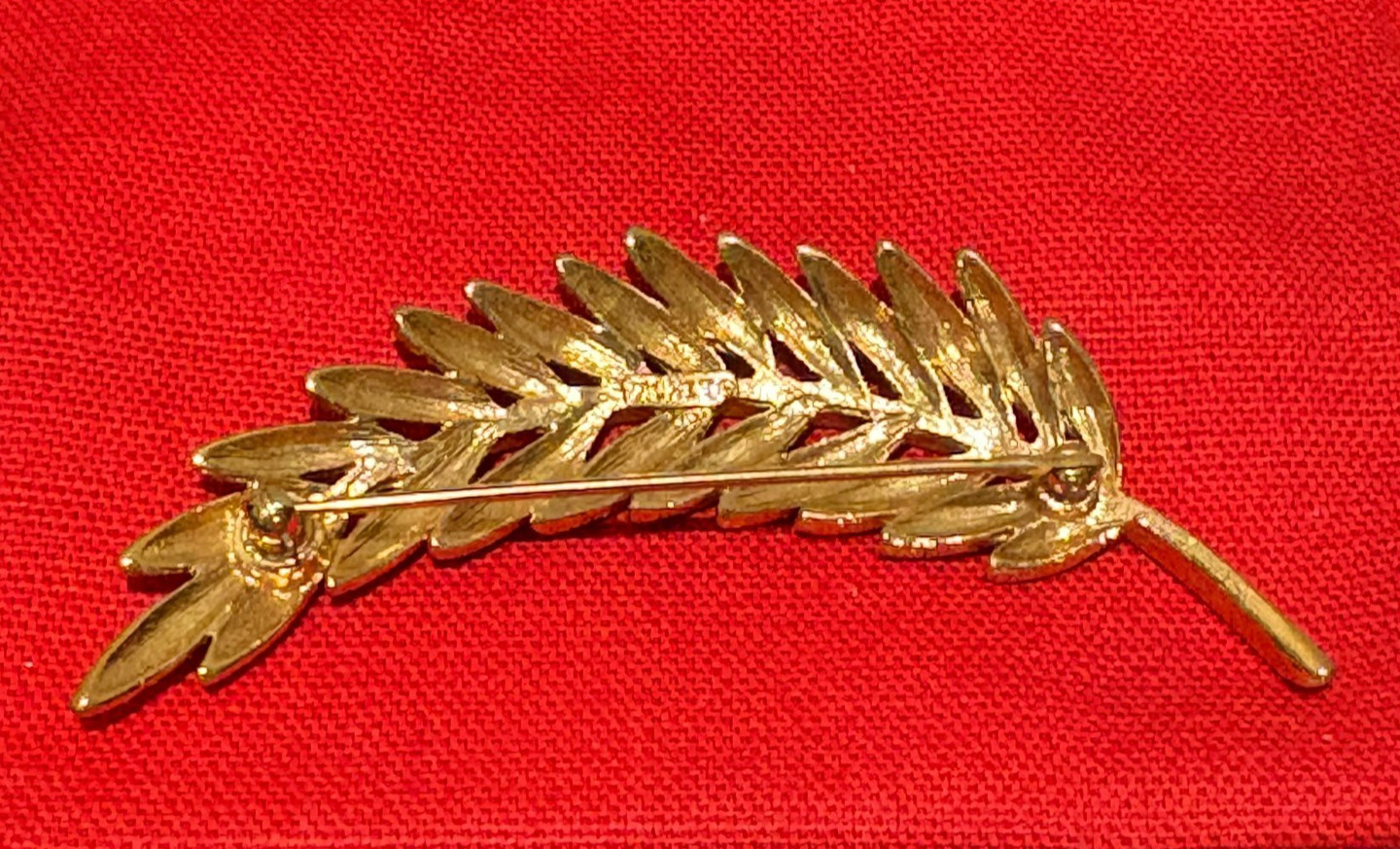 VINTAGE MONET Signed Gold Tone Textured Feather Brooch Pin Leaf Estate Jewelry