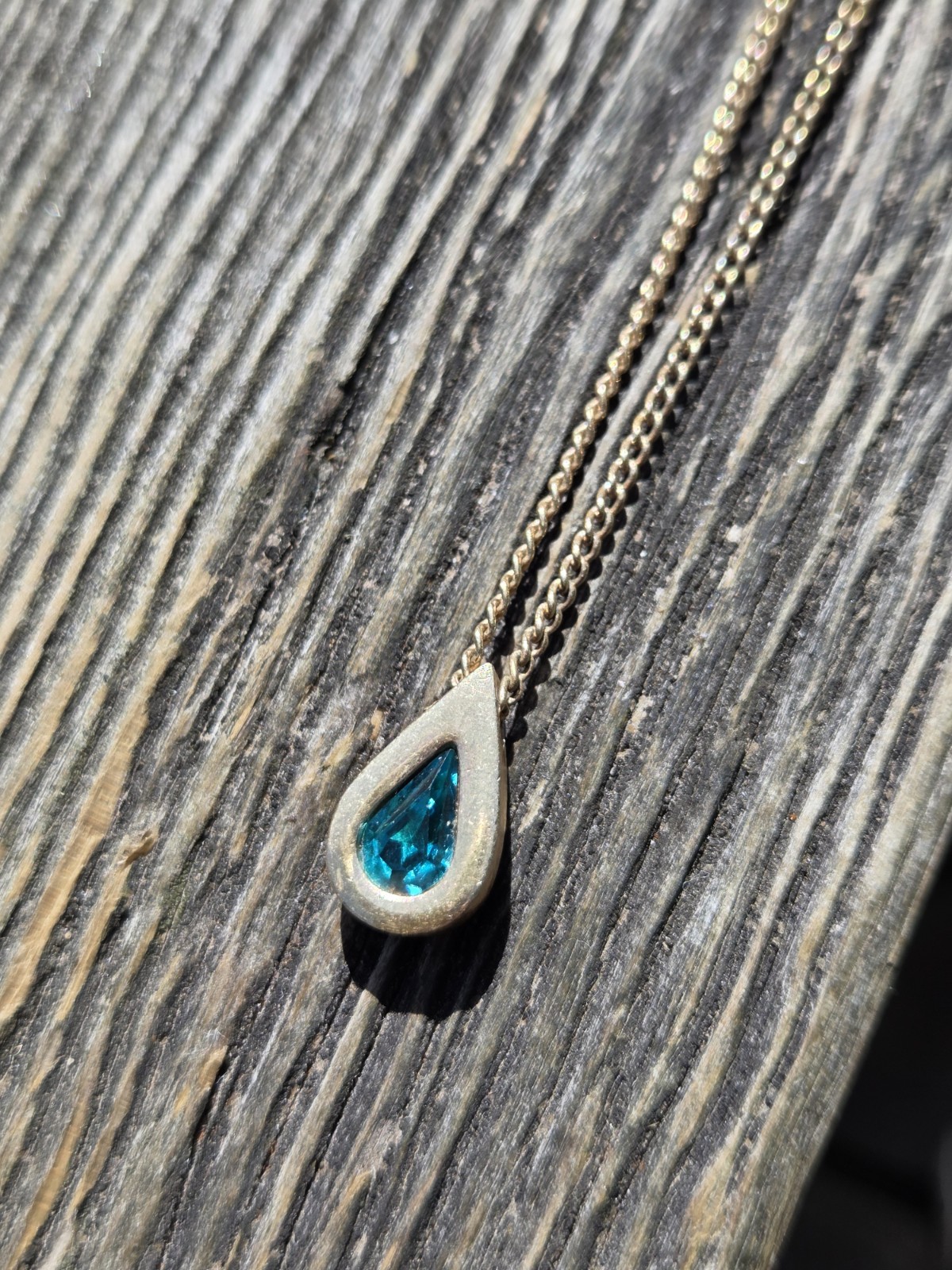 Vintage Avon Emerald Glass Teardrop Pendant Necklace Gold Tone May Birthstone