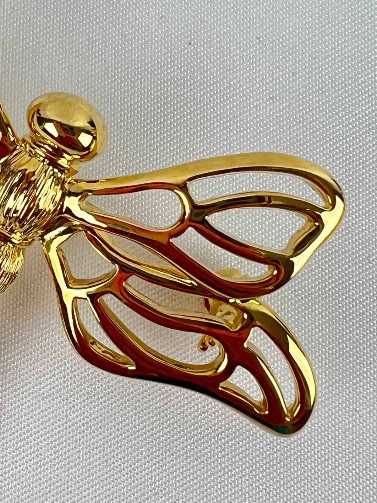 Lovely Vintage Fashion Gold Tone Wings Dragonfly Brooch Pin 1 3/4″ x 2″ Size