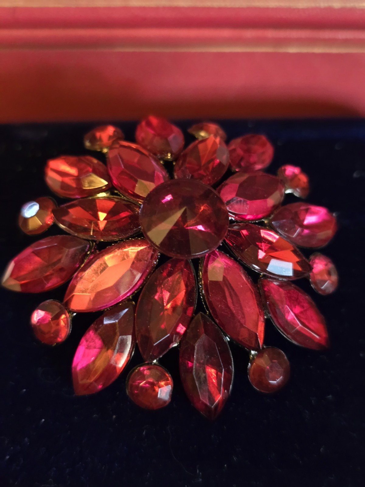 RUNWAY STATEMENT MARQUISE PINK PURLE LUCITE BROOCH-NWOT☆3D☆2″Diam☆GUNMETAL☆WOW
